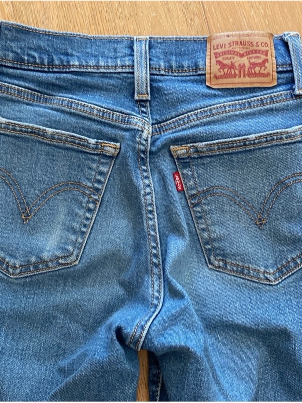 LEVIS Wedgie Straight Crop (25) - Picture 10 of 11